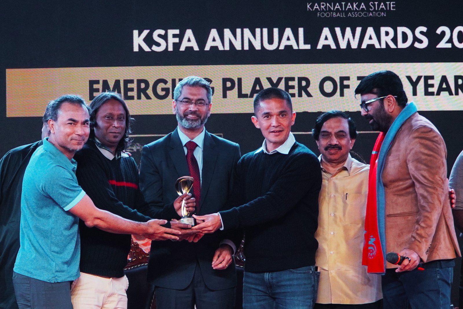 Sunil Chettri presenting a KSFA award to Roots Football